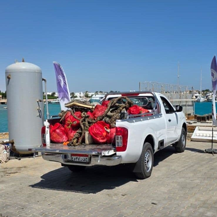Blue Brothers Diving team taking part in a cleanup in El Gouna